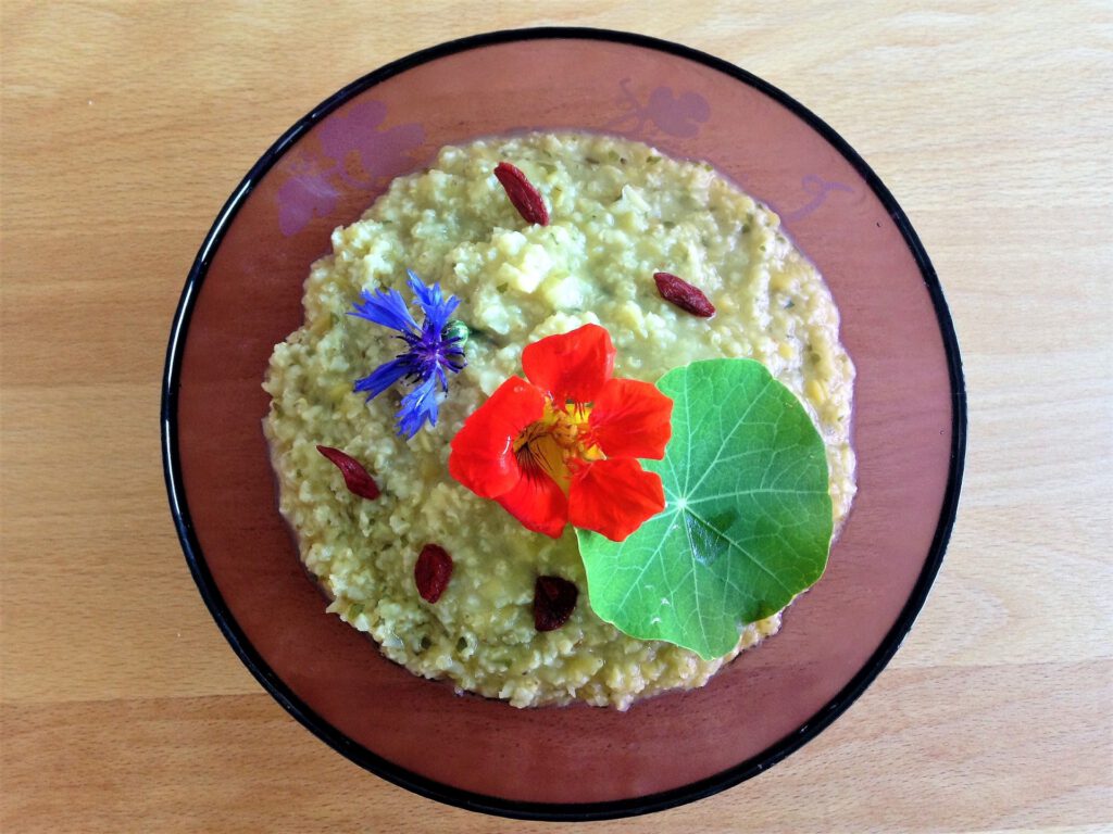 Frühstückbreit mit Blüten dekoriert